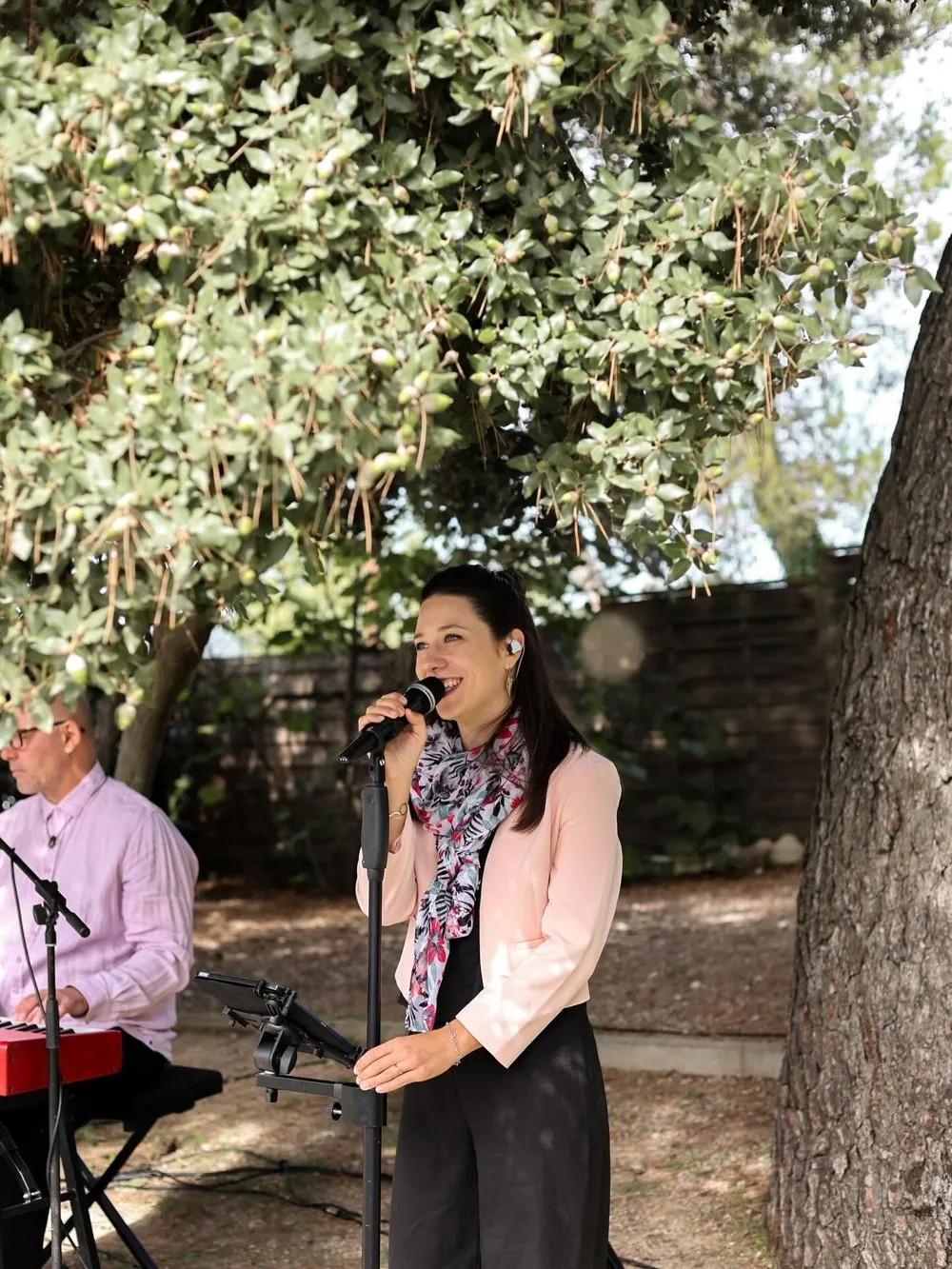 Mathilde au chant et Stéphane au piano lors d'un déjeuner de mariage à côté de Bagnols-sur-Cèze