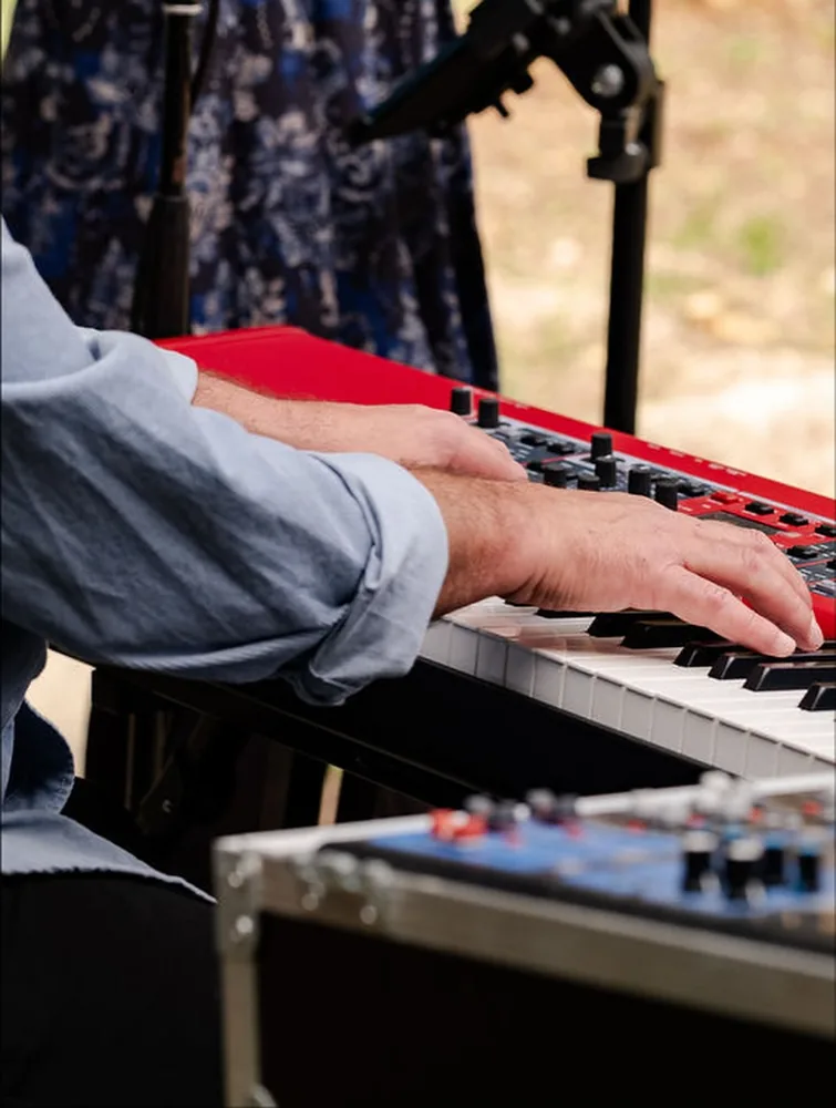 Stéphane au piano lors d'une cérémonie de mariage en extérieur, clavier Nord rouge