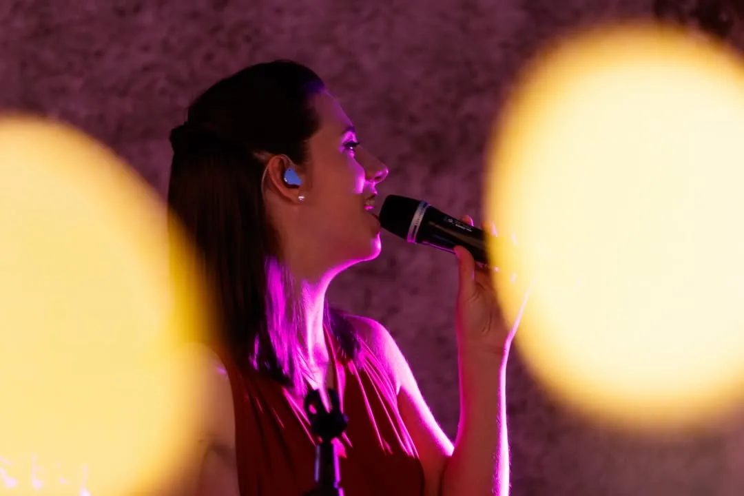 Mathilde au chant, jolies lumières en bokeh