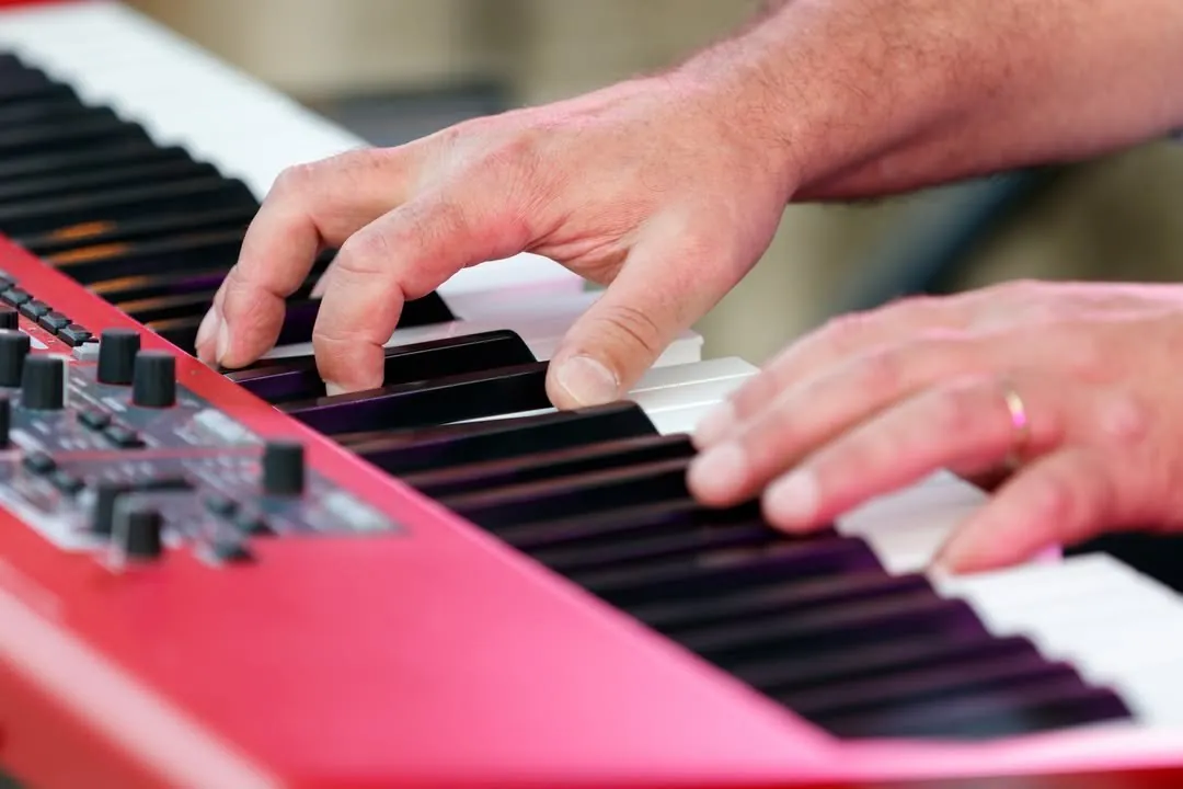Les mains de Stéphane sur le piano lors d'une cérémonie