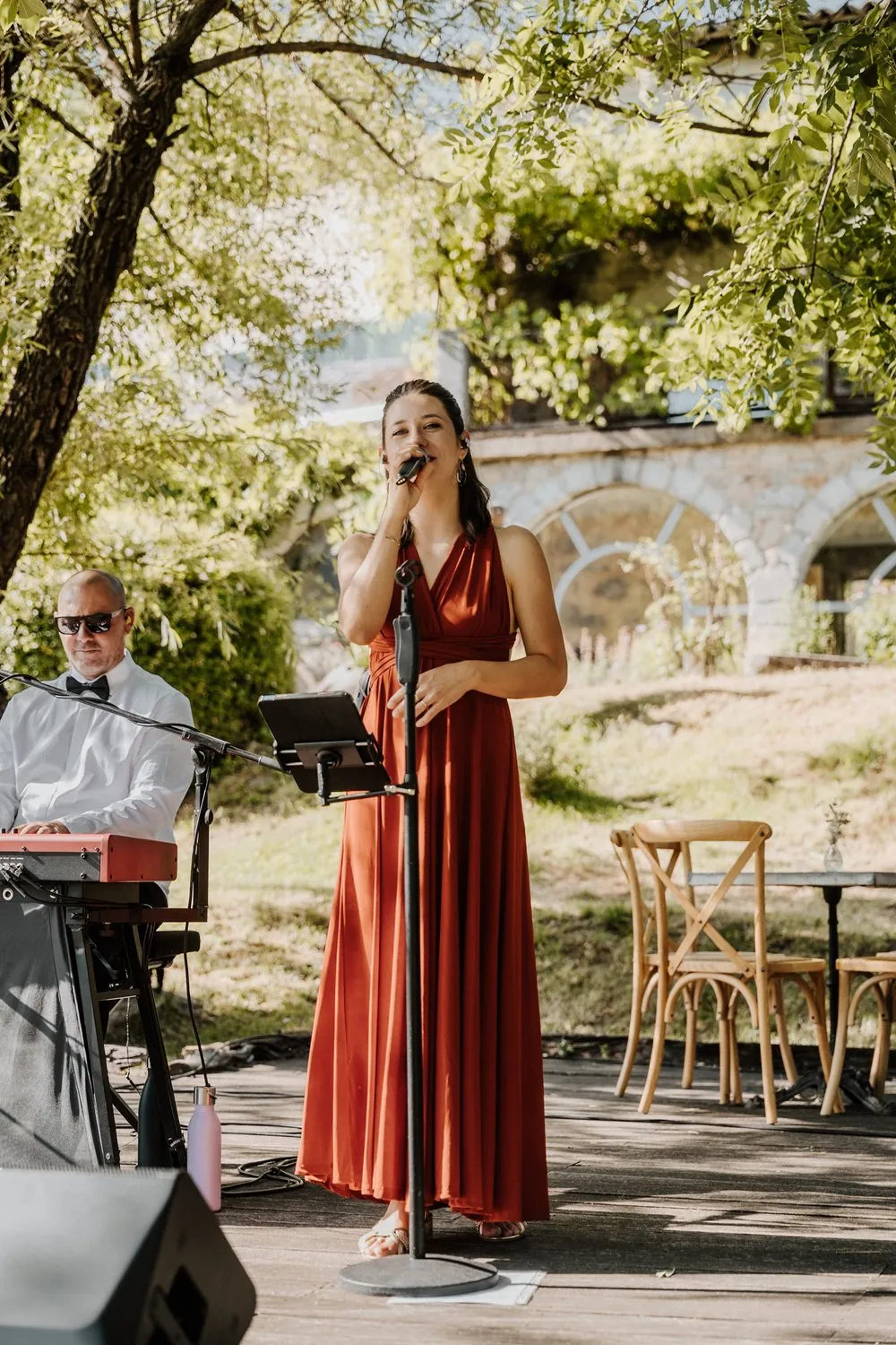 Mahkah en live sous les arbres, Mathilde en robe terracotta
