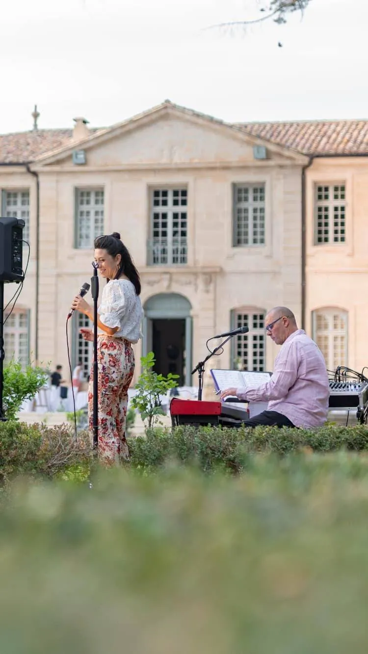 Le duo Mahkah joue devant le Château de la Mogère à Montpellier