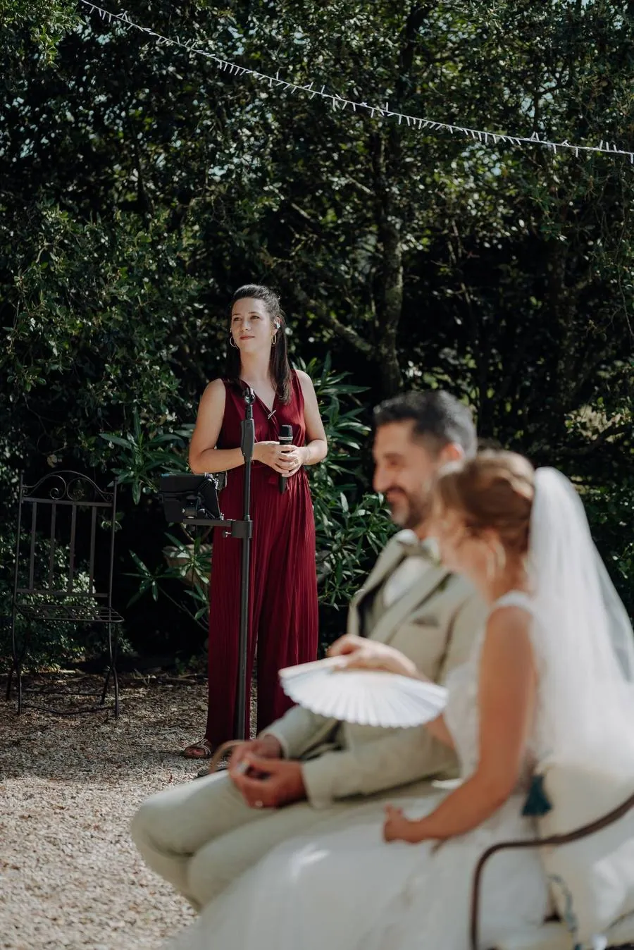 Mathilde chante pendant la cérémonie laïque d'un mariage