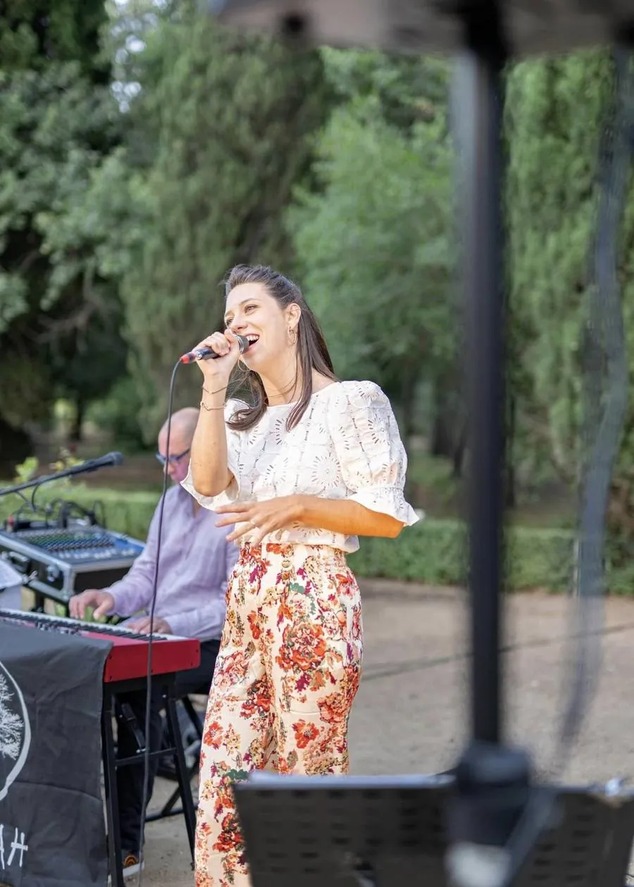 Mathilde chante lors d'un vin d'honneur dans les jardins du château