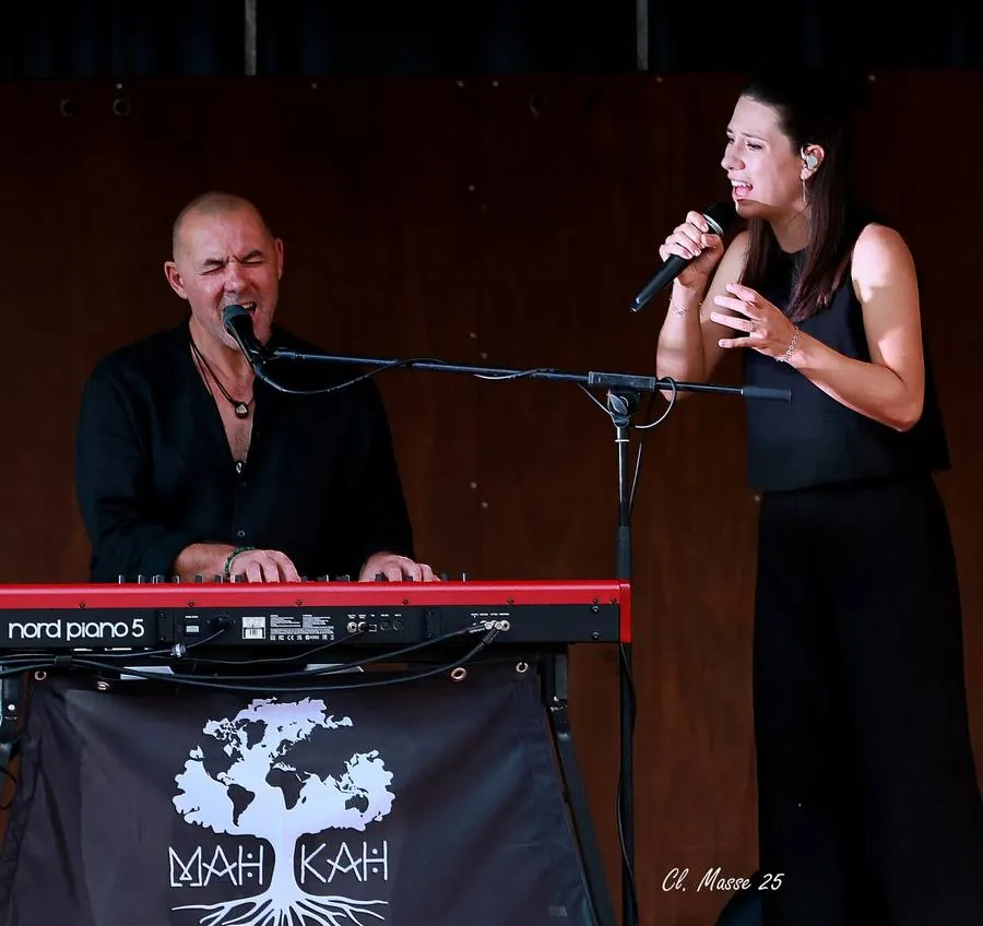 Le duo Mahkah en concert sur scène