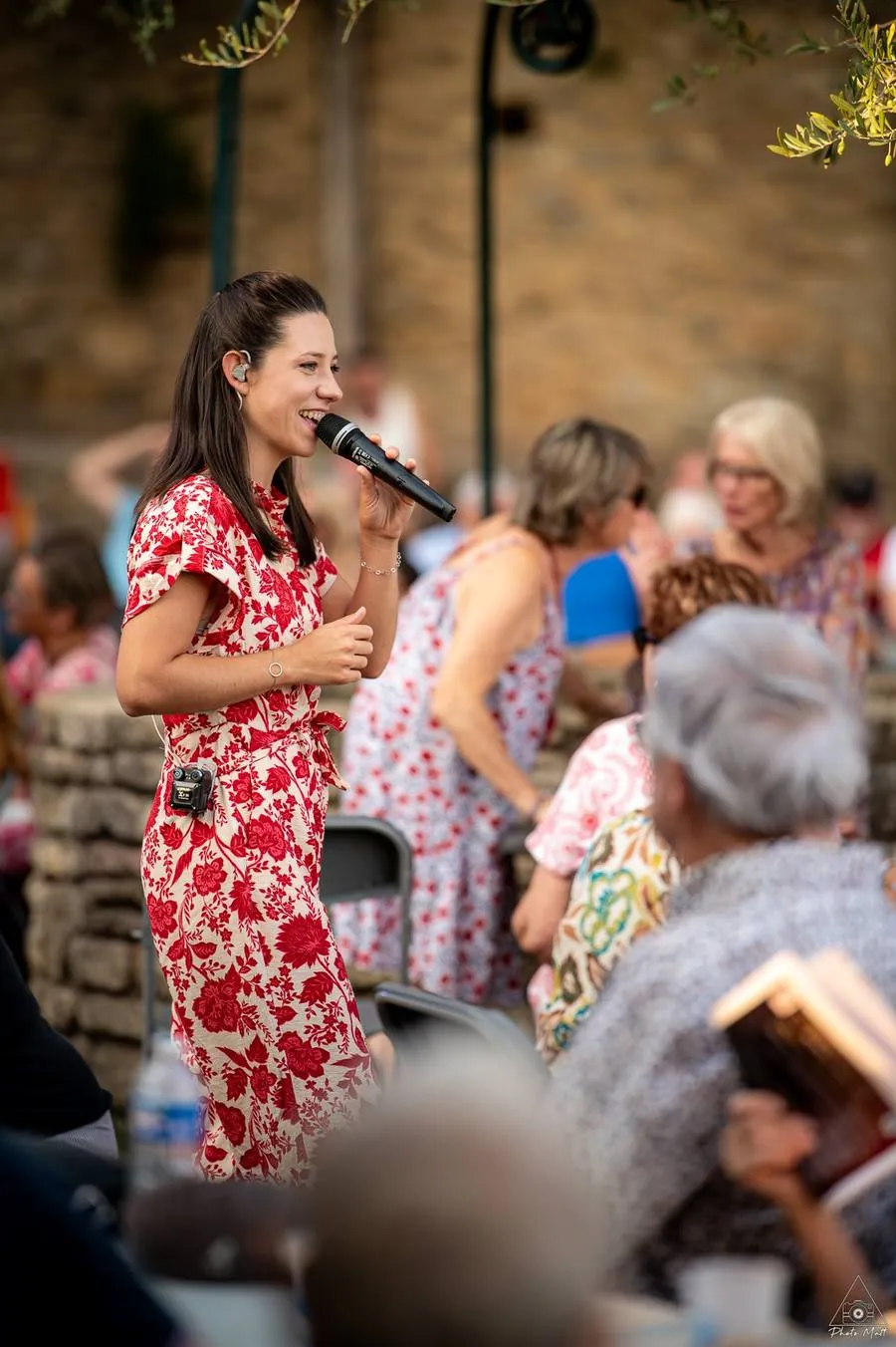 Mathilde chante au milieu du public lors d'une fête de village