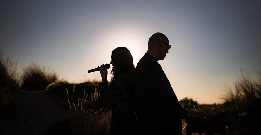 Mahkah en silhouette, à contre-jour au coucher de soleil