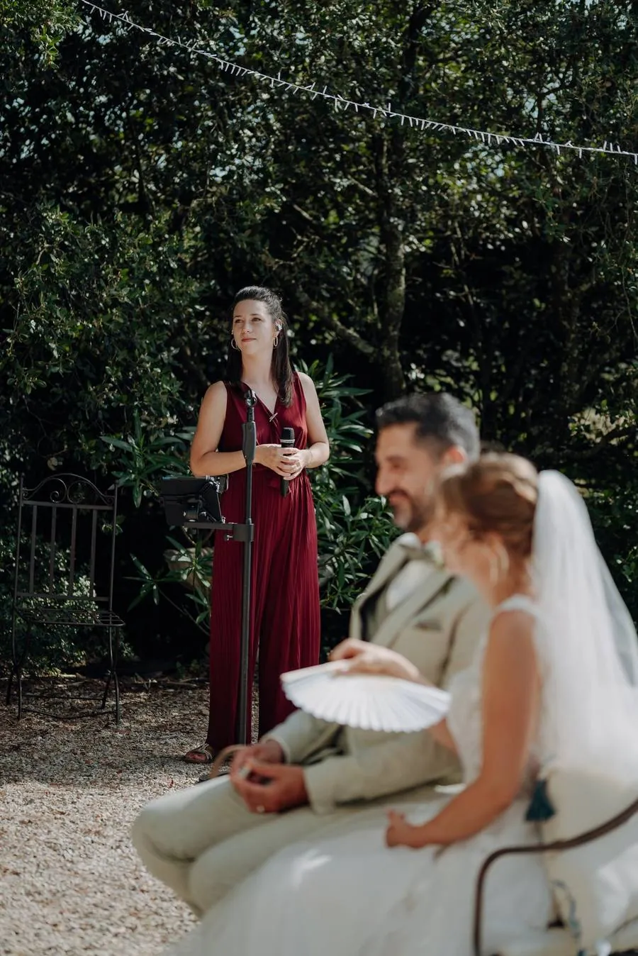 Cérémonie de mariage au Domaine de Fontbespierre à Nîmes, Mathilde chante devant les mariés