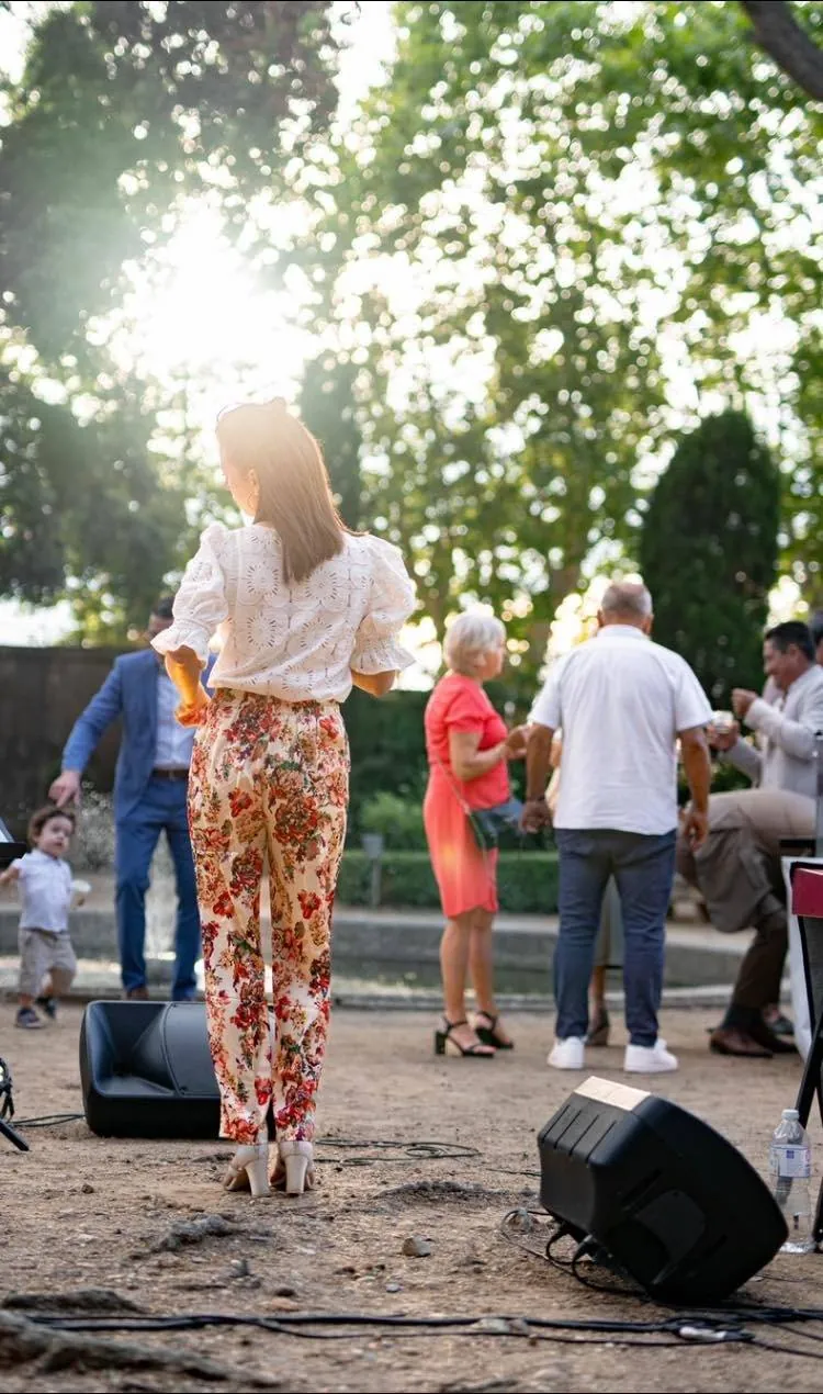 Vin d'honneur dans le parc du château, les invités profitent de la musique