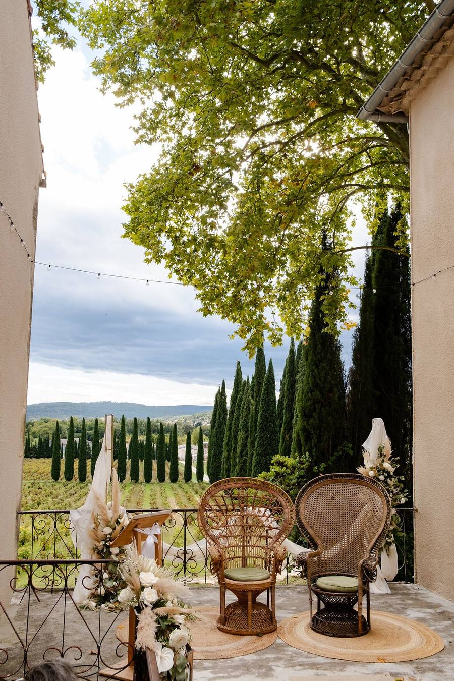 Cérémonie de mariage en terrasse au Château de l'Olivète, vue sur les vignes et les cyprès