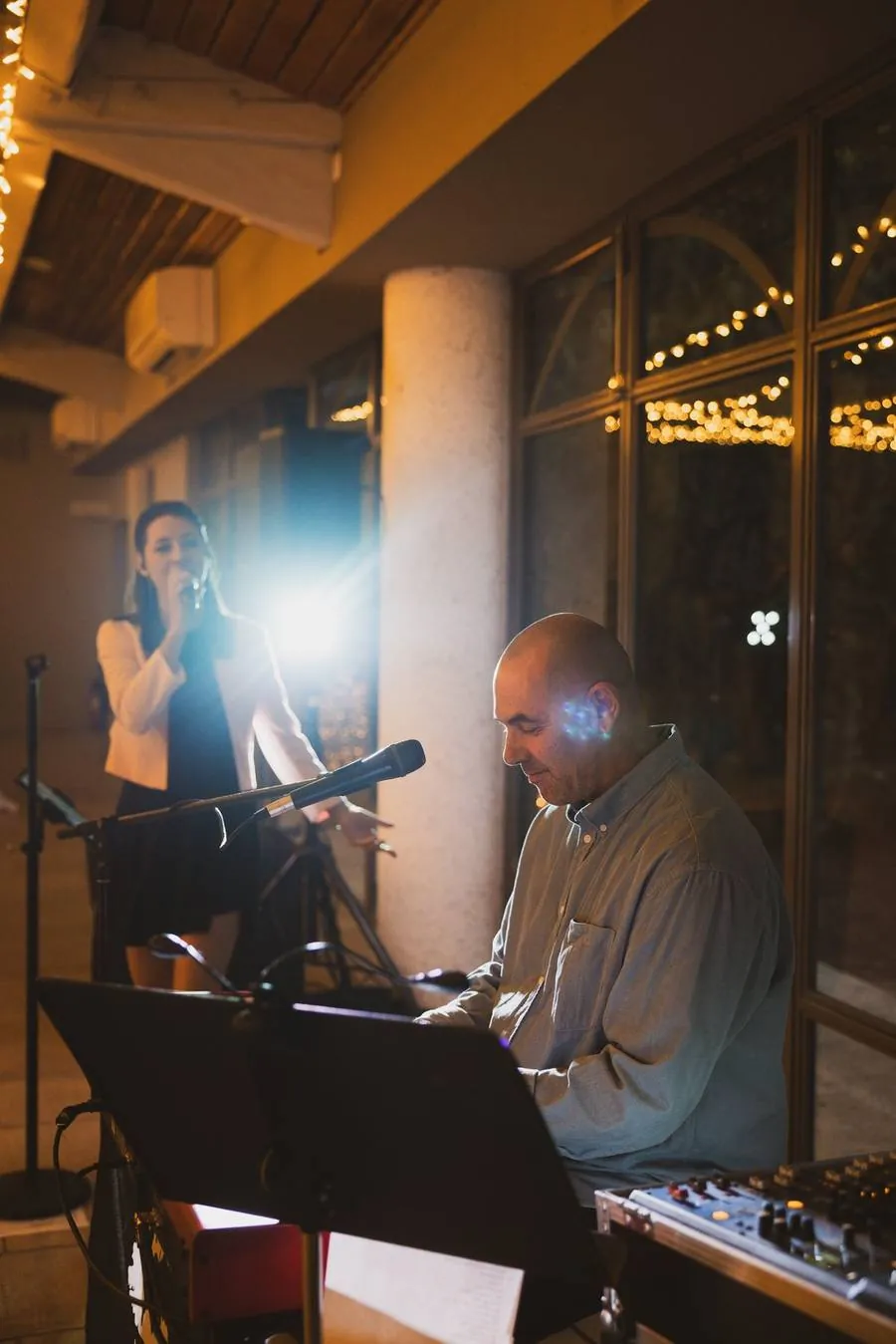 Le duo Mahkah en soirée sous les guirlandes lumineuses lors d'un mariage d'hiver près d'Avignon