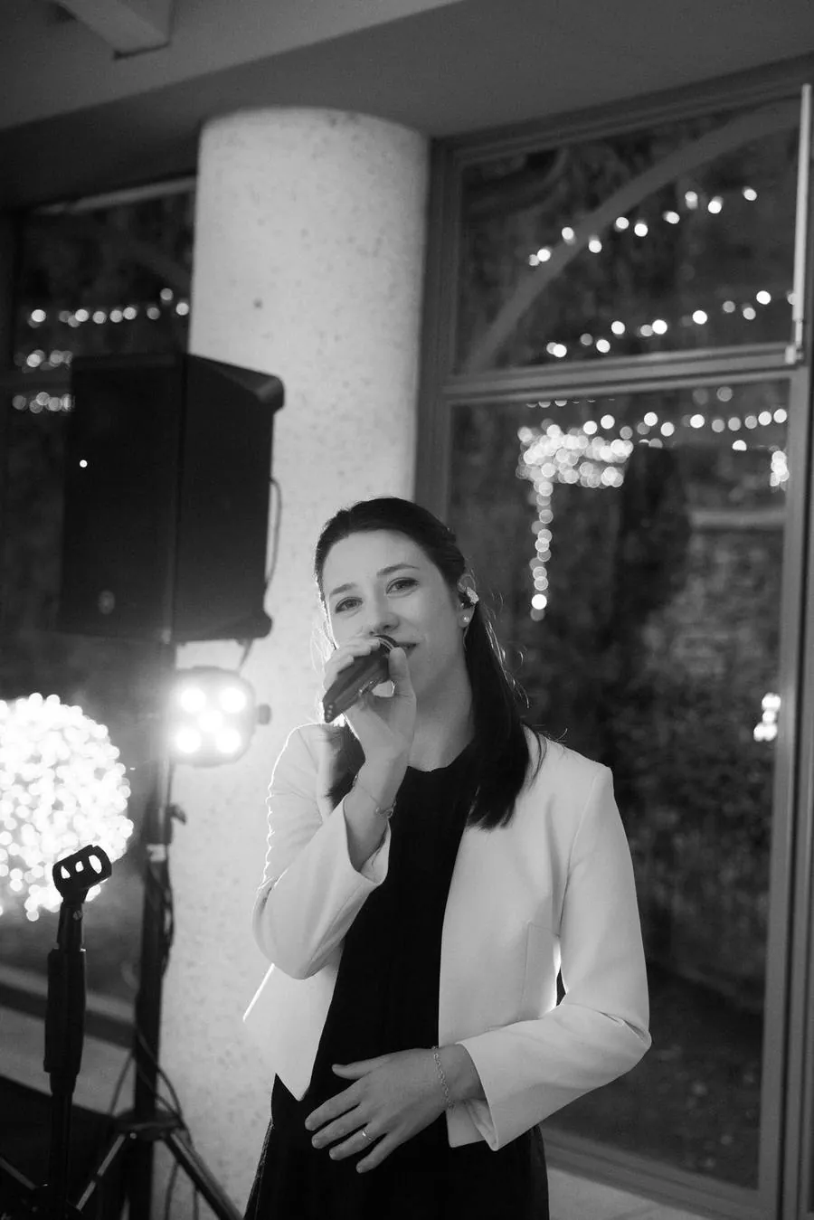 Mathilde au chant, portrait en noir et blanc lors du vin d'honneur