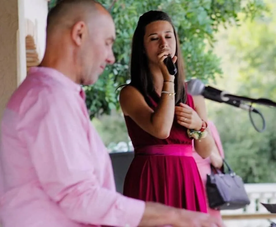 Mahkah en live : Stéphane au piano et Mathilde au chant lors d'un mariage