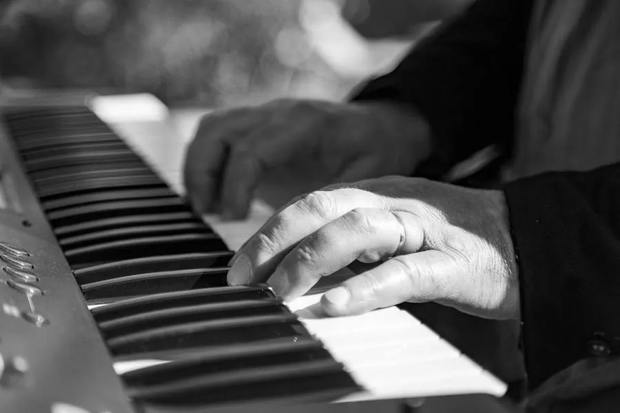 Les mains de Stéphane sur le clavier (noir et blanc)