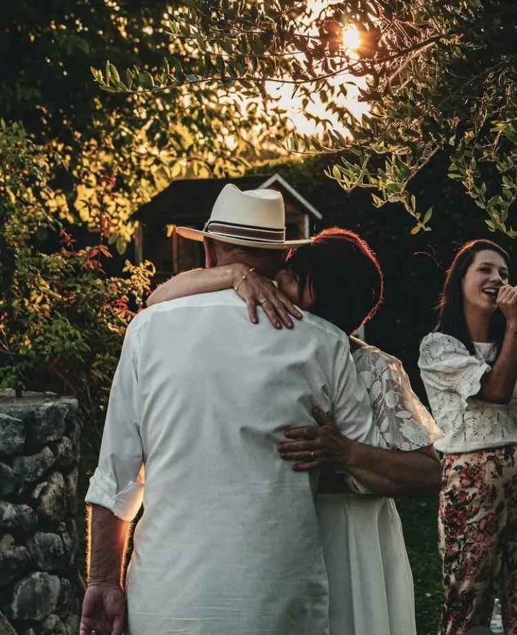 Un couple enlacé au coucher du soleil pendant le concert de Mahkah