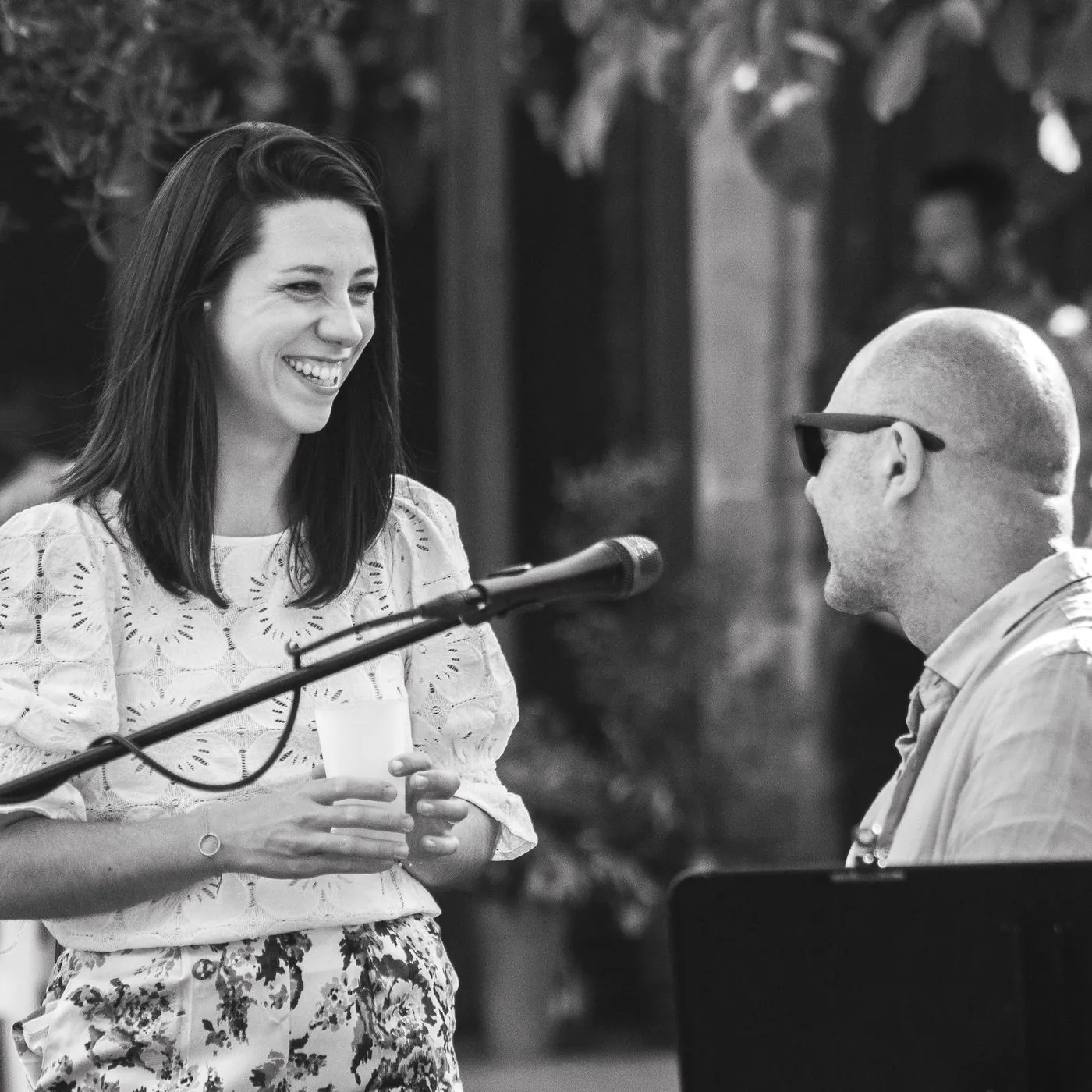 Mathilde et Stéphane, complices, lors d'une prestation (noir et blanc)